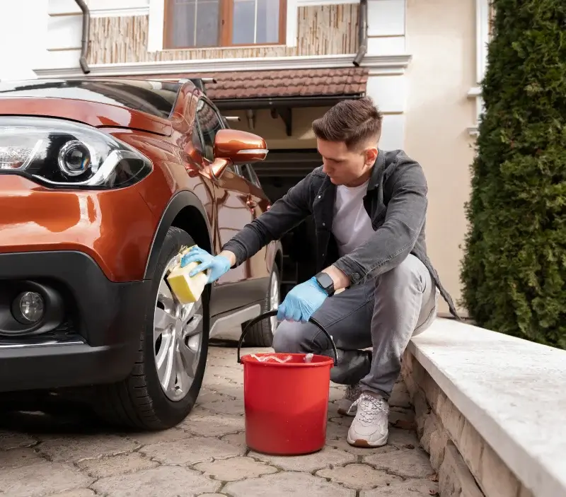 Lavage auto à domicile Saint-Thomas-de-Conac : professionnel intervenant sur un véhicule